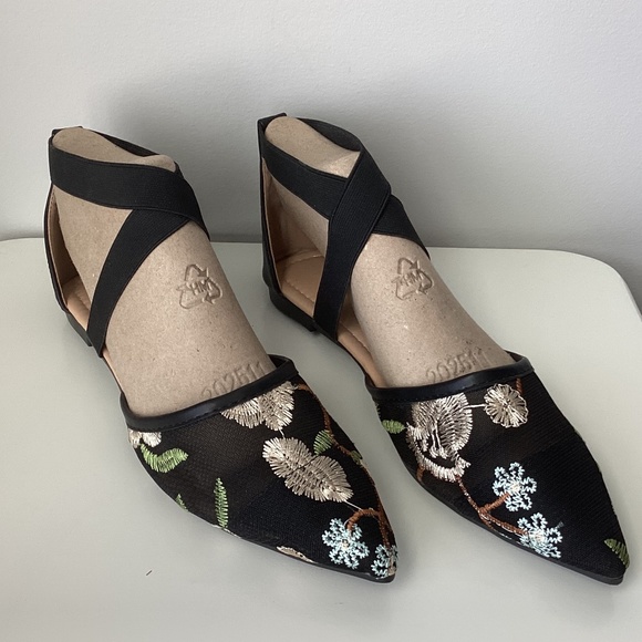 Ankle Strap Flats with Embroidered Floral Pattern Details - EUR 37 - Picture 4 of 12